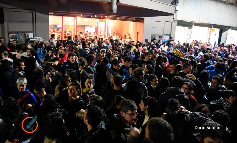 Festejos en las afueras del CC Atlas por la victoria de Fernández
