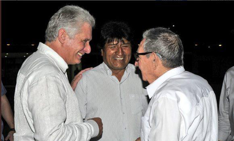 Evo Morales visitó a Díaz-Canel y Raúl Castro en un breve paso por La Habana