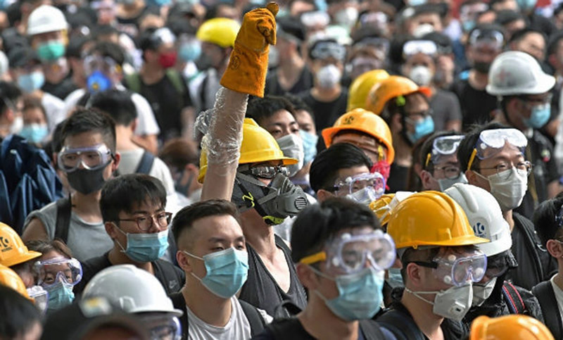 Miles de personas desafiaron una prohibición oficial y salieron a las calles en Hong Kong