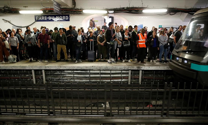 Una masiva huelga de transporte contra reforma gubernamental genera caos en París
