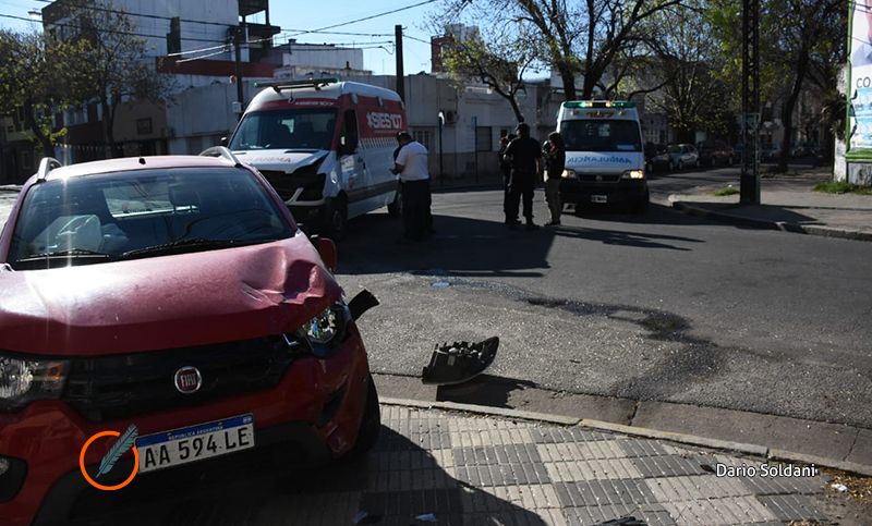 Tarde accidentada en la ciudad: tres choques consecutivos con heridos