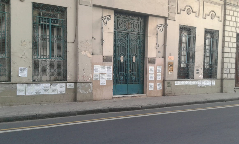 El Club Italiano amaneció con carteles que denuncian intenciones de vaciamiento