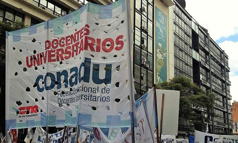 Universitarios convocan a paro nacional docente por reclamo salarial