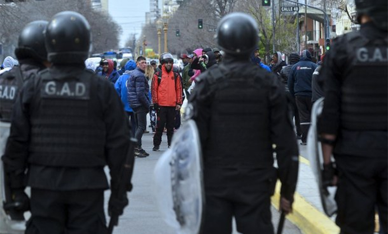 Tensión en Ensenada: nuevos incidentes entre sectores de la Uocra y la Policía