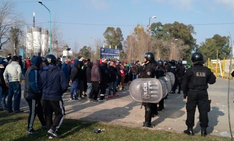 Ensenada: balas de goma contra miembros de la Uocra que manifestaban contra varios despidos