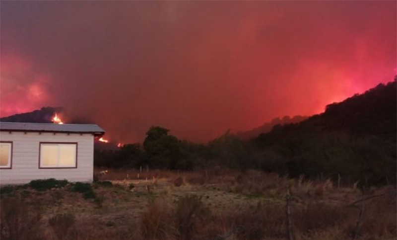 Se complicó el incendio en sierras cordobesas y hay más familias evacuadas