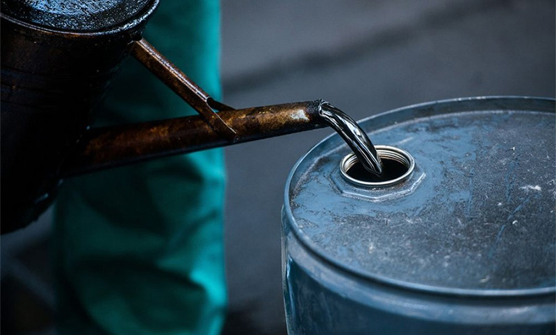 El petróleo sigue en alza y presiona sobre el «descongelado» precio del combustible