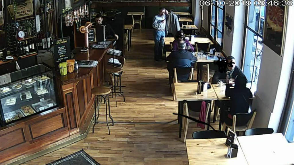 Video: así un hombre roba un celular dentro de un bar