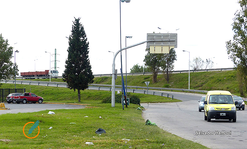 Volcó un vehículo en el acceso a Circunvalación y el conductor fue demorado