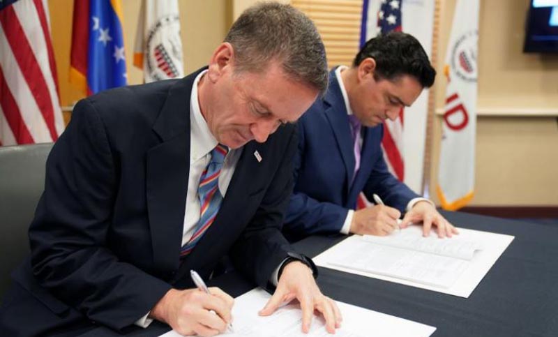 El gobierno de Guaidó firmó el primer acuerdo bilateral con Estados Unidos en 65 años
