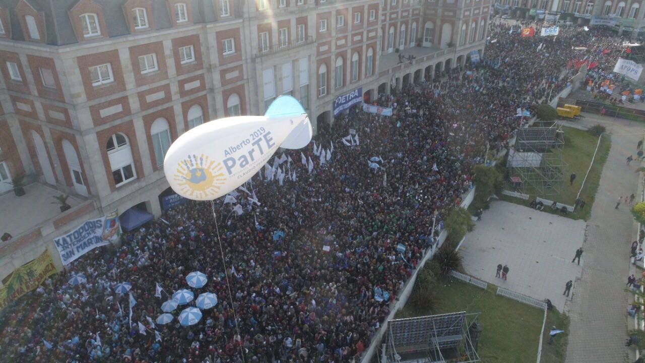 Alberto Fernández y Cristina Kirchner cerraron su campaña en Mar del Plata