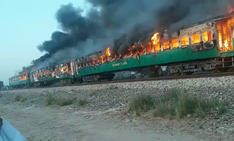 Pakistán: explotó una garrafa en un tren y ocasionó 73 muertes