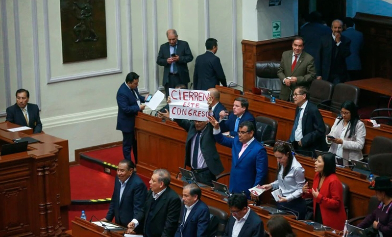 Perú: tras la disolución del Congreso, los parlamentarios suspendieron al presidente