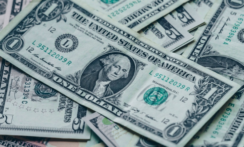 El dólar avanzó a $60,53 pese a intervenciones del Banco Central