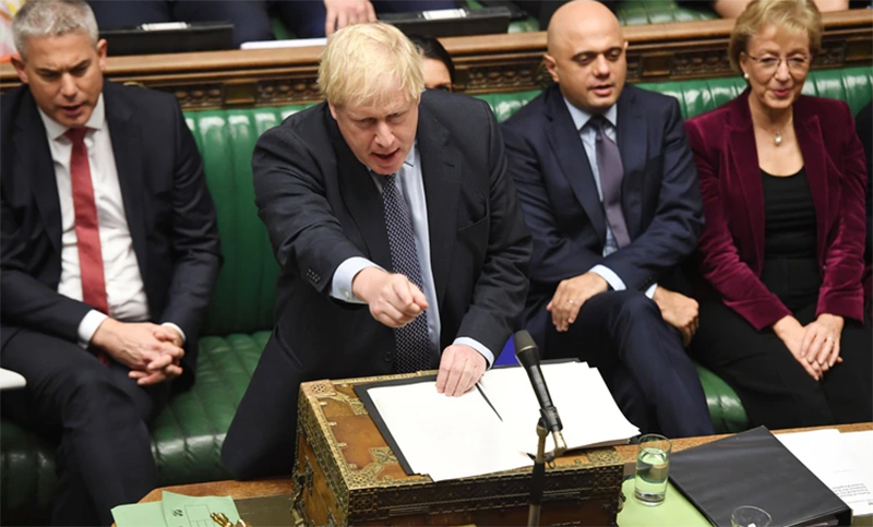 Dura derrota de Johnson: el Parlamento británico pospone su decisión sobre el Brexit