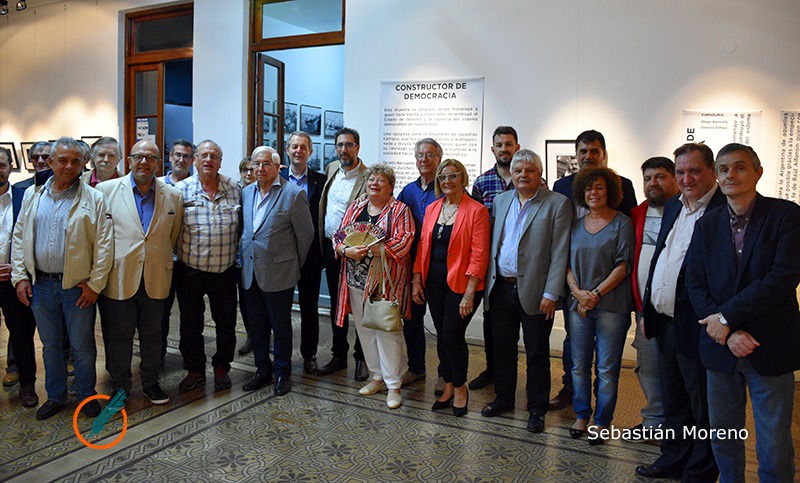 Se inauguró en Rosario la muestra fotográfica «Constructor de la democracia» dedicada a Alfonsín