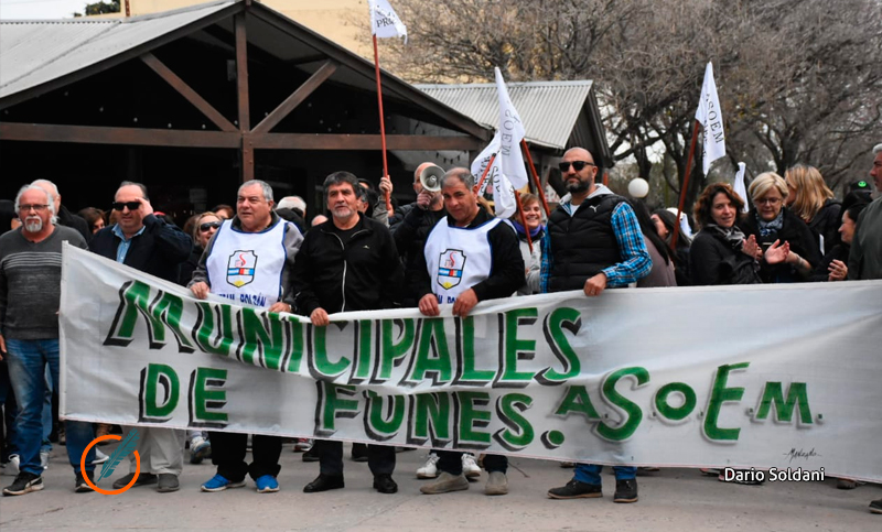 Los trabajadores municipales de Funes exigen el pago de salarios adeudados