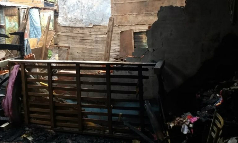Internaron a dos hermanas de 6 y 1 año tras un incendio que destruyó su vivienda