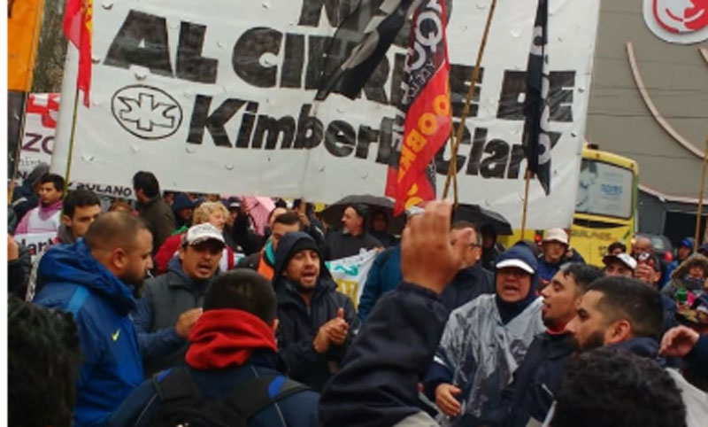 Despedidos de la empresa Kimberly Clark cortan el acceso al Puente Pueyrredón