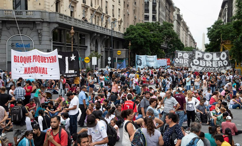 Organizaciones sociales y de izquierda manifiestan frente al Obelisco y al Ministerio de Salud y Desarrollo Social
