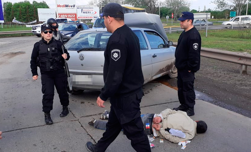 Robaron, huyeron, chocaron y terminaron escondiéndose en el cementerio donde despedían al policía atropellado