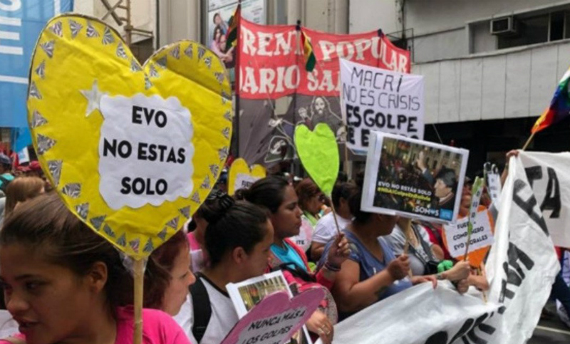 Organizaciones sociales se manifiestan en el centro porteño contra el golpe en Bolivia
