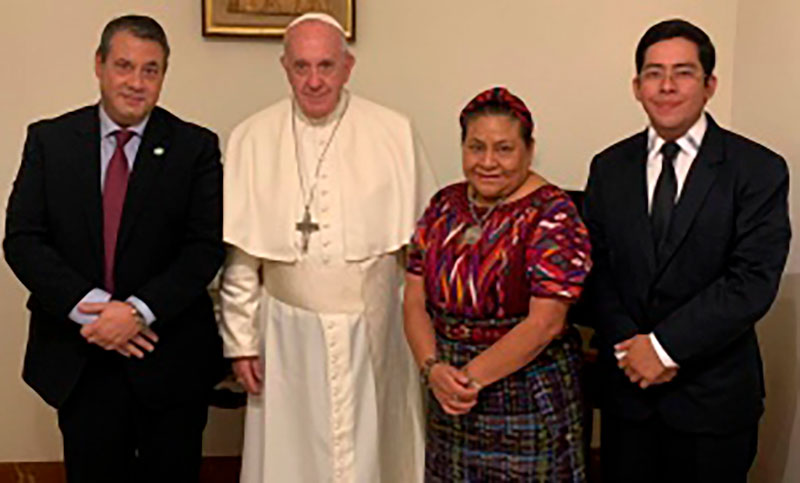 Francisco recibió a Rigoberta Menchú con eje en la crisis en Chile