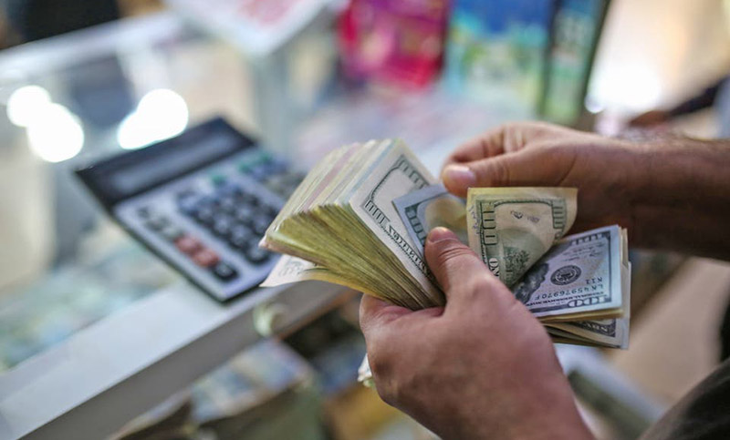 El dólar blue subió a $65 y crece la brecha con el tipo de cambio oficial