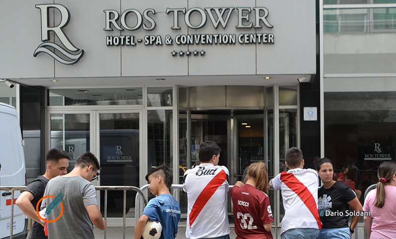 En la previa de Newell’s -River, hinchas millonarios esperaron al plantel en el Ros Tower