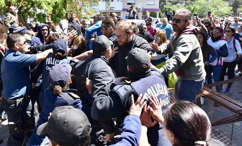 Reprimieron a docentes de Chubut que se manifestaban contra descuentos salariales 