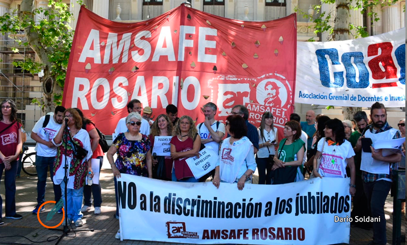 Docentes de la provincia pararon y marcharon contra la represión en Chubut