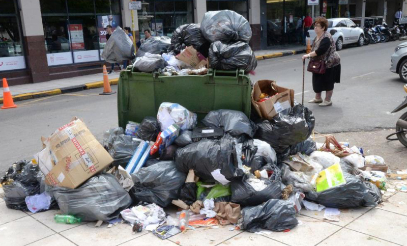 Por falta de pagos a trabajadores municipales en Paraná no hay recolección de residuos