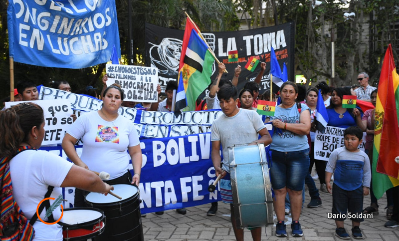 Residentes bolivianos en Rosario expresaron su apoyo a Evo Morales