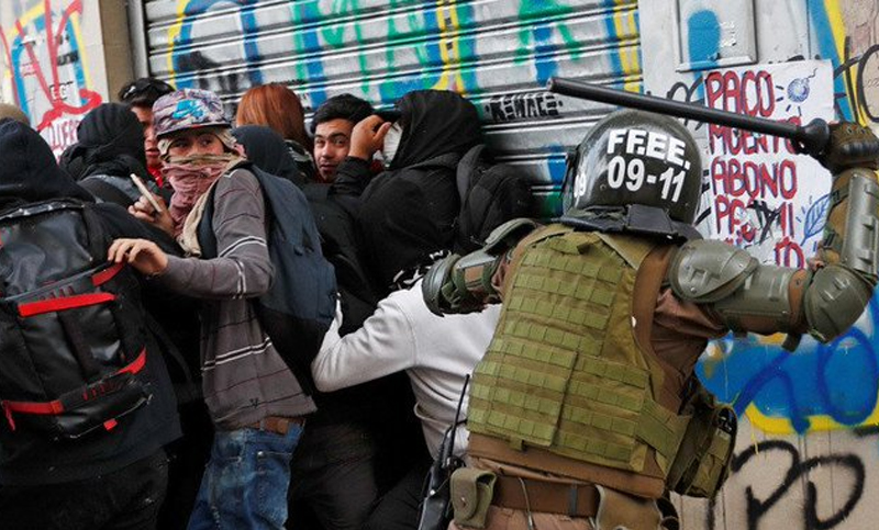Chile: detienen a un oficial de Carabineros por abuso de poder y acusan a 14 agentes por tortura