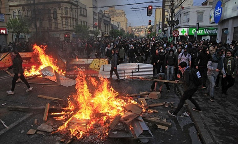 Chile: otro día de saqueos y disturbios en reclamo de la renuncia de Piñera