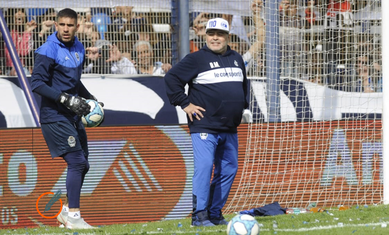 Maradona seguirá siendo entrenador de Gimnasia