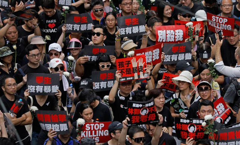 Familias de Hong Kong marchan en vísperas de las elecciones