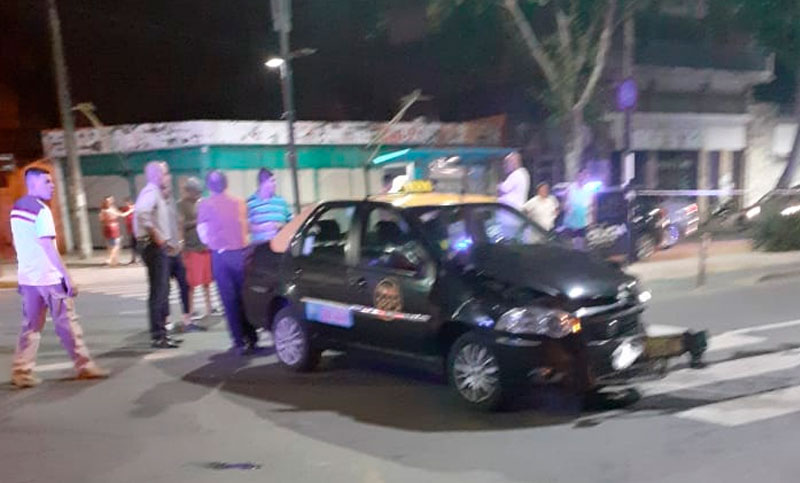 Armados y a alta velocidad: chocaron contra un taxi y se encuentran gravemente heridos