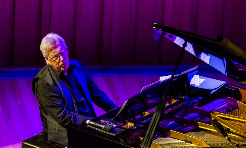 El pianista de jazz Jorge Navarro, a sus casi 80 años, presenta un nuevo disco
