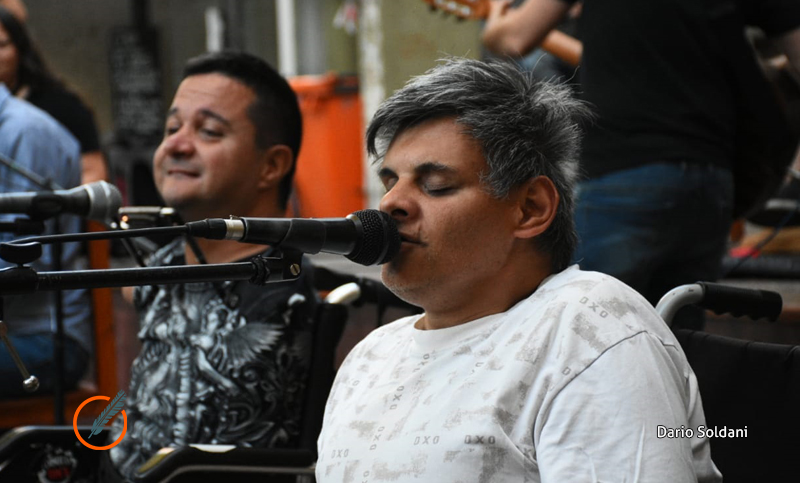 El artista callejero Marcelo Moyano denunció la baja de su pensión por discapacidad