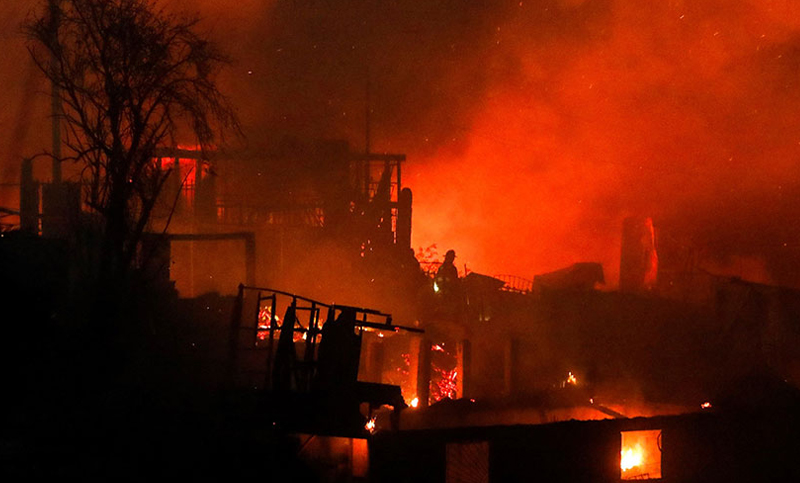 Aumenta a 245 las casas afectadas por el mega incendio en Valparaíso