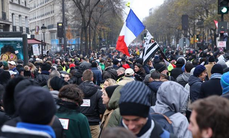 Francia sigue casi paralizada por la huelga