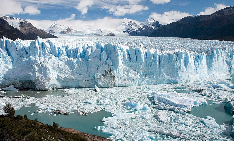 Frente a pocos testigos, se rompió el glaciar Perito Moreno