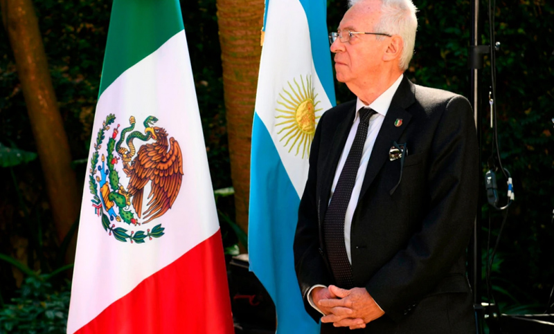 México ordena regresar a su embajador en Argentina tras ser filmado robando un libro
