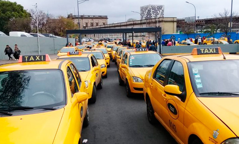 Protesta de taxistas en reclamo por aumento salarial en Córdoba