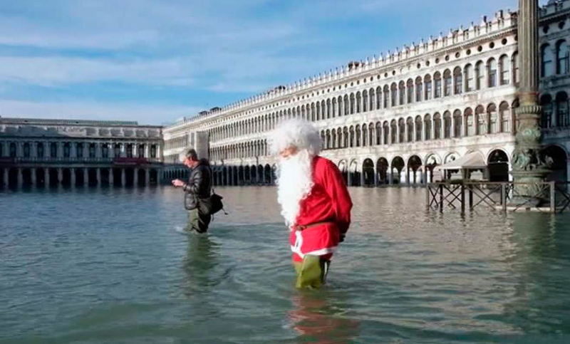 Venecia espera la Navidad tapada de agua