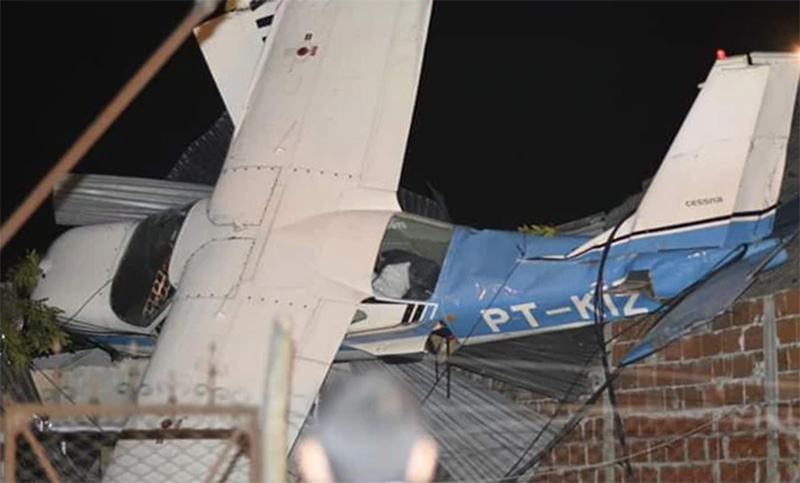 San Fernando: cayó una avioneta sobre el techo de una casa y sus pasajeros resultaron ilesos