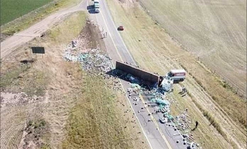 Falleció el conductor de un camión que volcó entre Casilda y Carcarañá