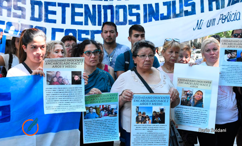 Caso Casco: familiares de policías detenidos protestaron frente a Tribunales Federales