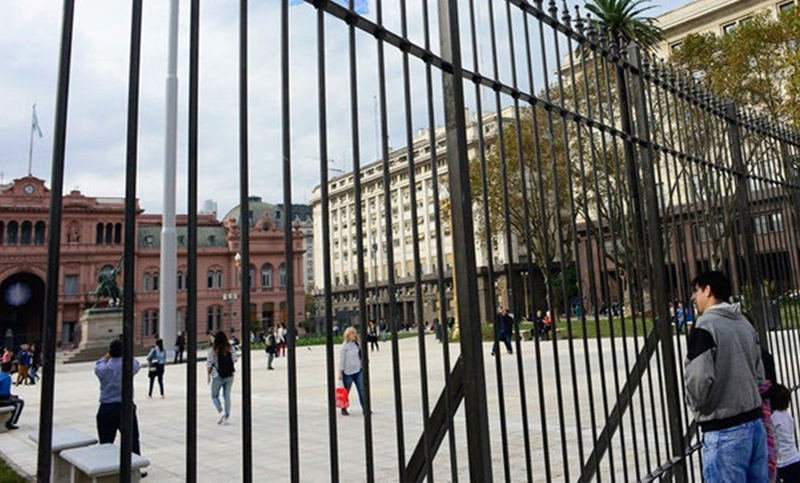 Tras reunión entre Fernández y Larreta, retirarán las rejas de Plaza de Mayo